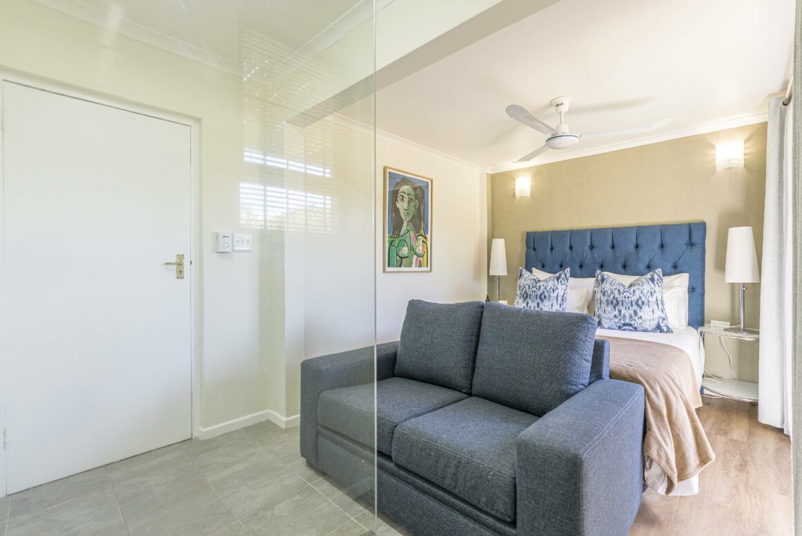 THE GATE HOUSE | 103 Queen Bed