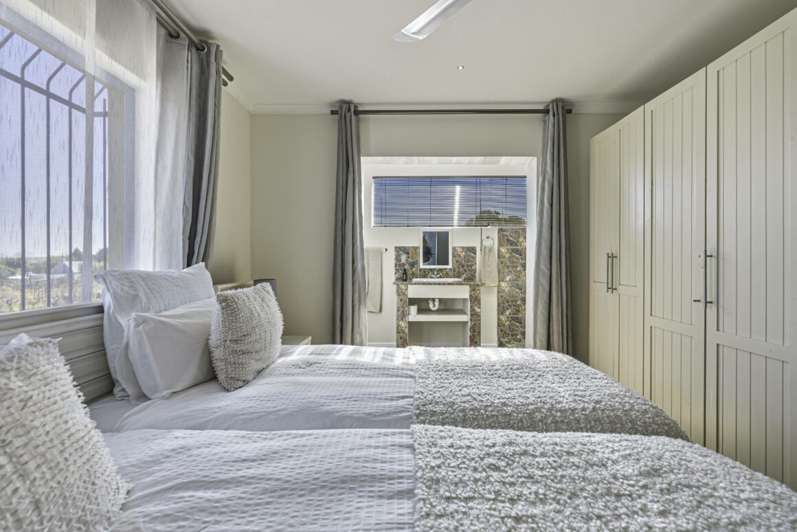 THE GATE HOUSE | 102 Twin Bed