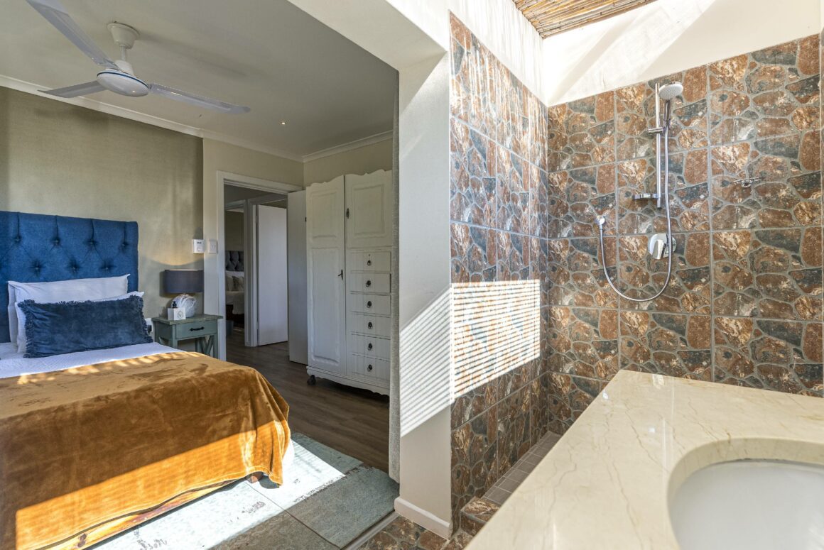 THE GATE HOUSE | 104 King Bed