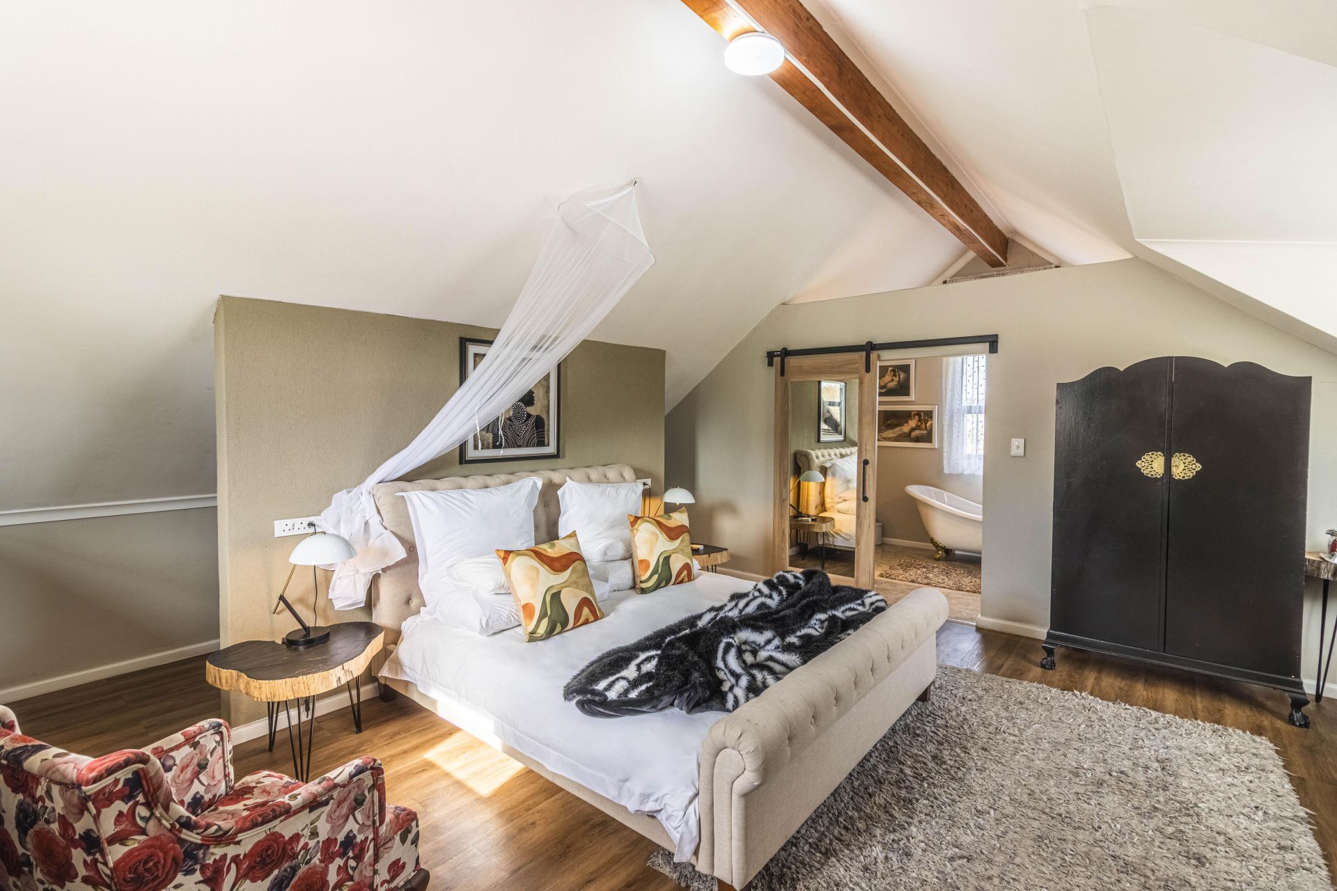 THE ATTIC | Honeymoon Suite